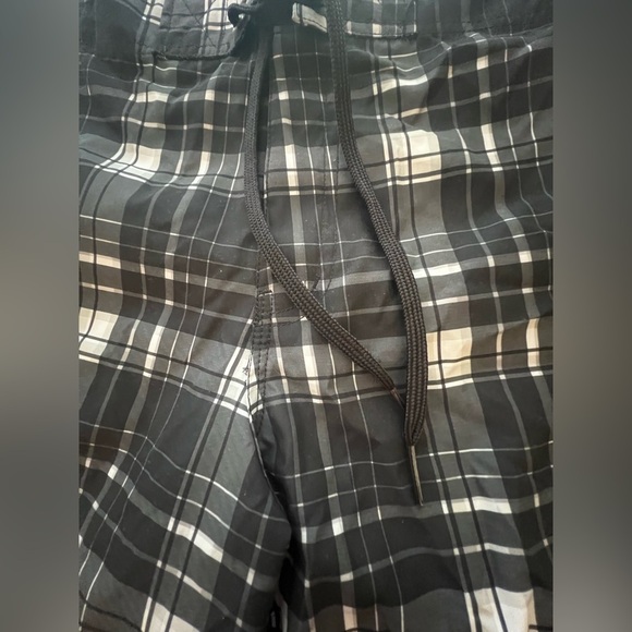 MOSSIMO SUPPLY MENS BLACK/WHITE PLAID HYBRID SWIM TRUNKS. SIZE 34. LIKE NEW - Picture 4 of 7